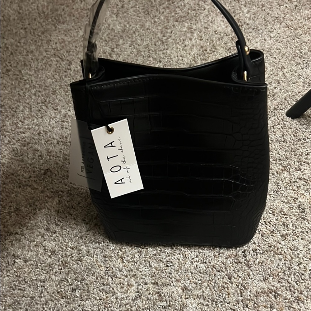 AOTA VEGAN BUCKET BAG